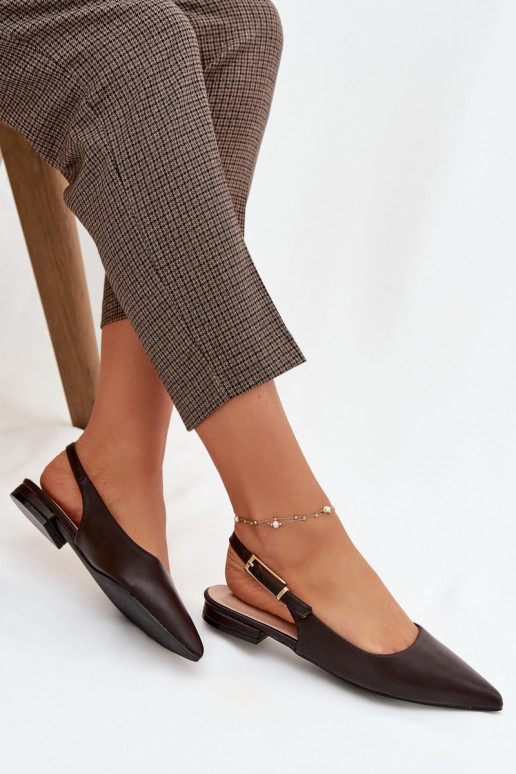 Schokoladenfarbene Iverelle Ballerinas mit goldenen Schnallen