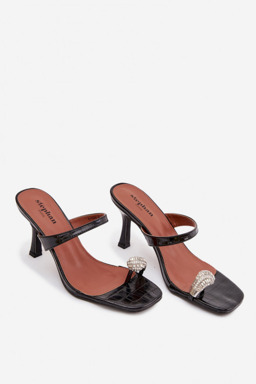 Damenhausschuhe mit dünnen Absätzen Mit Dekorationen Detalem schZuarze Farbe Lorissa