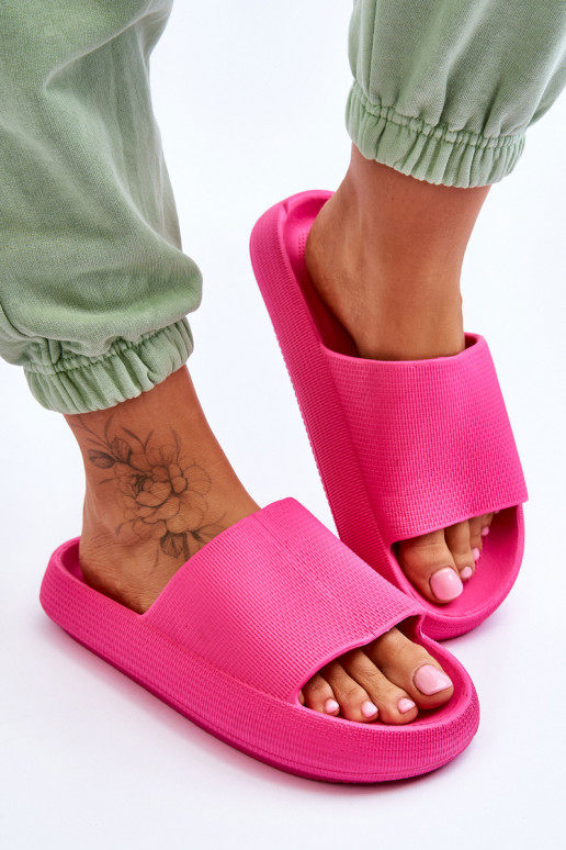 Modische Schaumstoff-Slipper auf einer massiven Plattform pinke Farbe Linnea