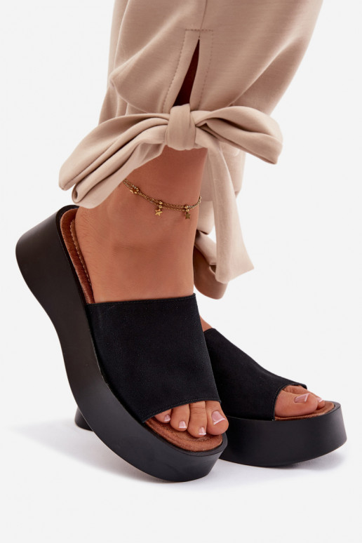 Damenhausschuhe mit einer Plattform schZuarze Farbe Liorisse