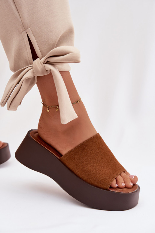 Damenhausschuhe mit einer Plattform braune Farbe Liorisse