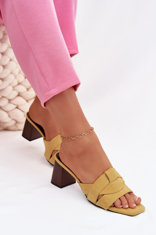 Damenpantoletten mit Absatz und Riemchen aus gelbem Kunstwildleder Corivelle