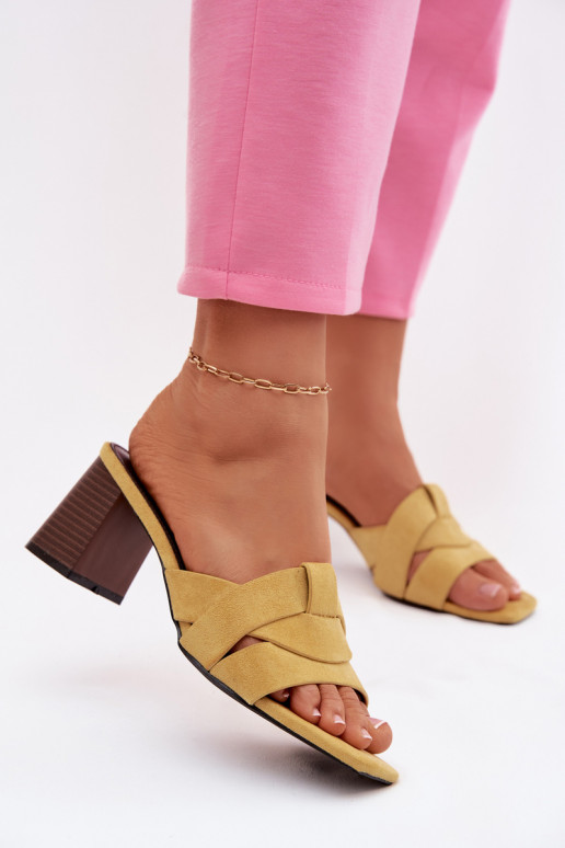 Damenpantoletten mit Absatz und Riemchen aus gelbem Kunstwildleder Corivelle