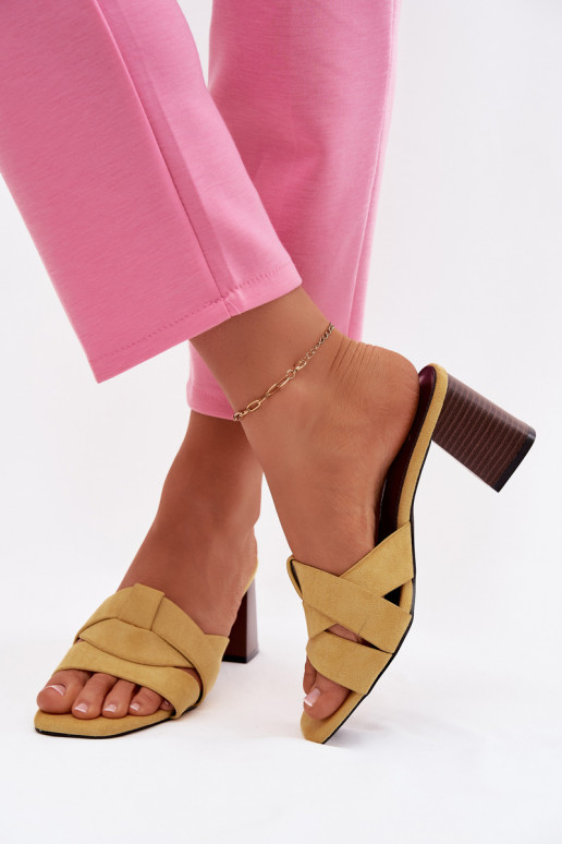 Damenpantoletten mit Absatz und Riemchen aus gelbem Kunstwildleder Corivelle