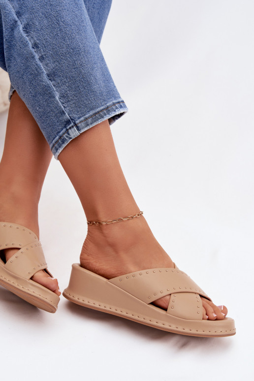 Dekoriert Damenhausschuhe Auf einem Keil aus Öko-Leder Beige Calorissa