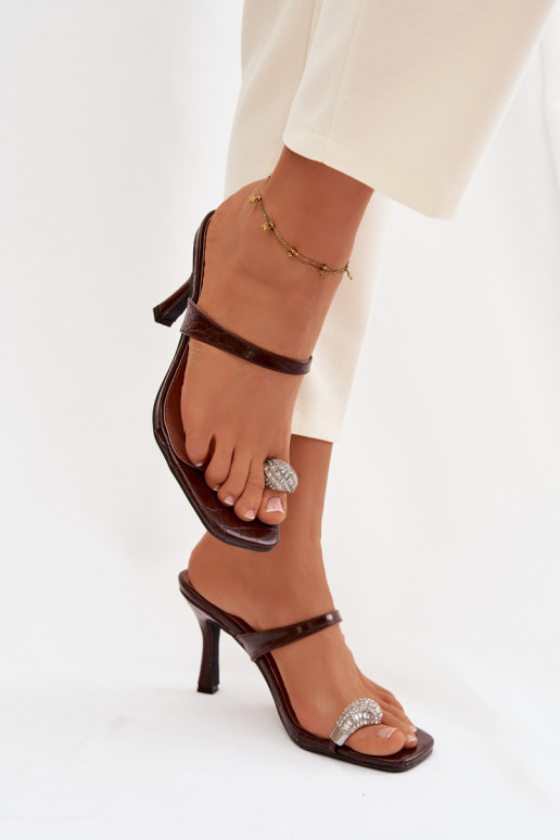 Damen schokoladenbraune Pantoletten mit dünnen Absätzen und eleganten Details Lorissa
