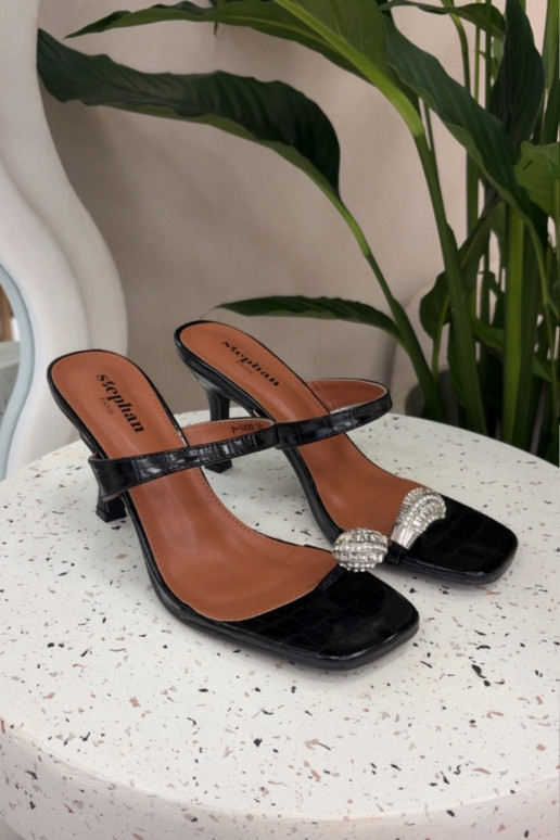 Damenhausschuhe mit dünnen Absätzen Mit Dekorationen Detalem schZuarze Farbe Lorissa