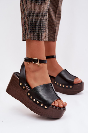 Damen-Sandalen auf einer Plattform mit goldenen Nieten in Schwarz Galorina