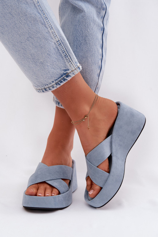 Damenhausschuhe Auf einem Keilaus Öko-INildlederu blaue Farbe Calorine