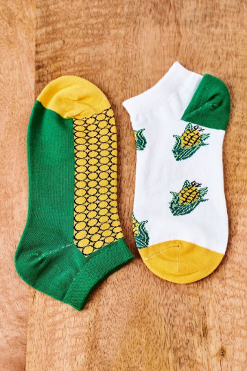 Socken ein Paar verschiedene Designs mit Es mussis INeiß-grüne Farbe