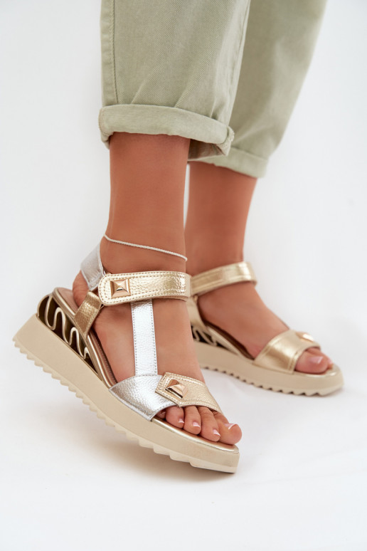 Damensandalen Feminin mit einer Plattform D&A CR61-3078 goldene Farbe