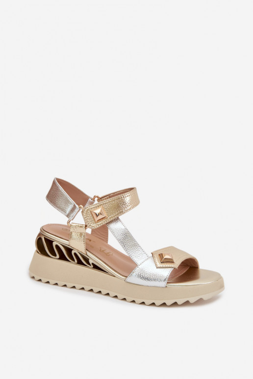 Damensandalen Feminin mit einer Plattform D&A CR61-3078 goldene Farbe