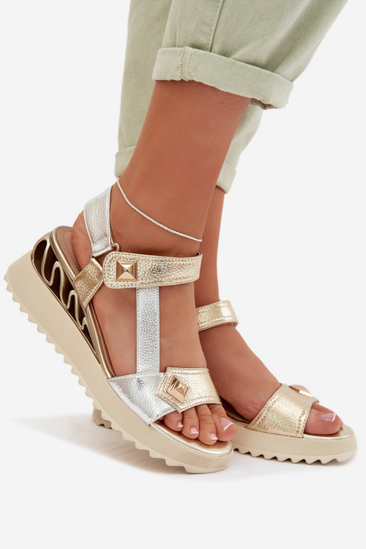 Damensandalen Feminin mit einer Plattform D&A CR61-3078 goldene Farbe