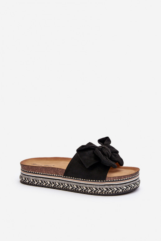 Damenhausschuhe mit einer Plattform mit Bändern schZuarze Farbe Evatria