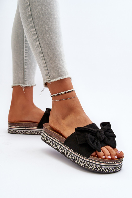 Damenhausschuhe mit einer Plattform mit Bändern schZuarze Farbe Evatria