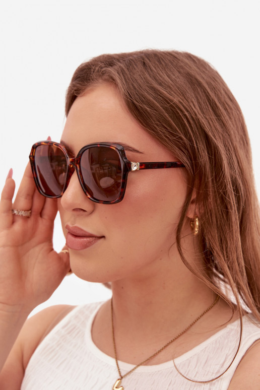 Sonnenbrille Feminin mit leuchtenden Augen braune Farbe
