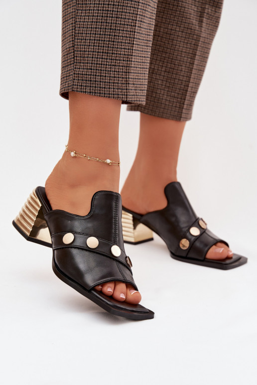 Lederhausschuhe mit Absätzen mit verzierten Absätzen D&A CR61-3063 schZuarze Farbe