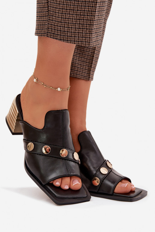 Lederhausschuhe mit Absätzen mit verzierten Absätzen D&A CR61-3063 schZuarze Farbe