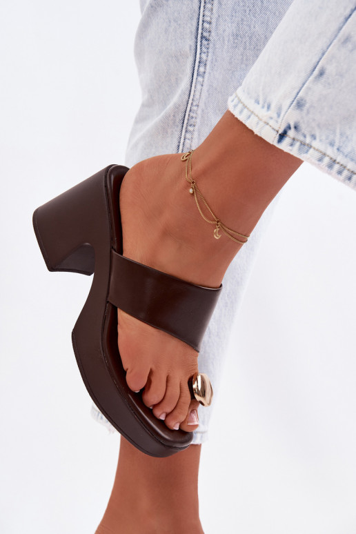 Damenhausschuhe Ermöglicht SłupkoZuym Obcasie Ze goldene Farbem Detalem CzekoladoZue Sinora