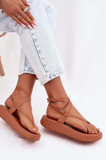 Flip-Flops Feminin mit einer Plattform braune Farbe Gelira