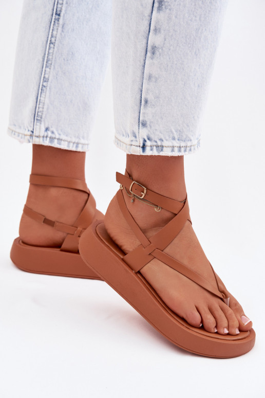 Flip-Flops Feminin mit einer Plattform braune Farbe Gelira