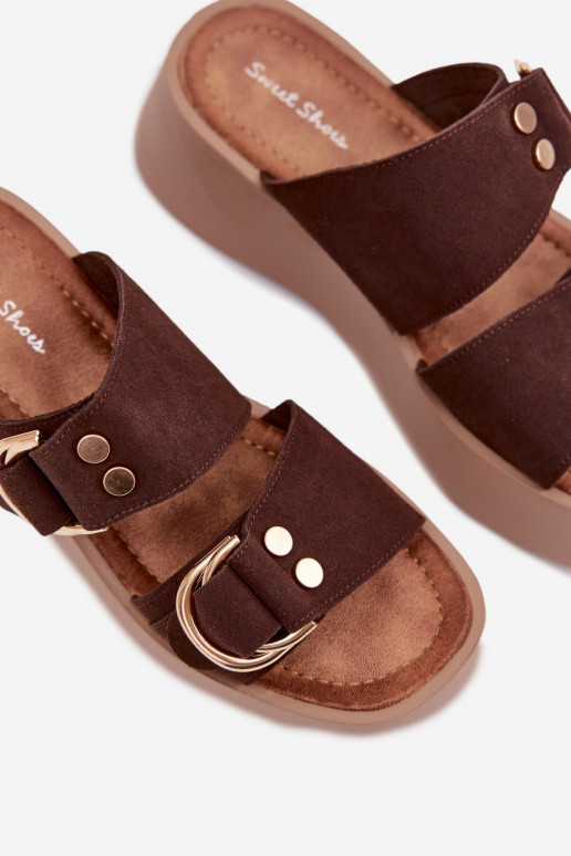 Damenhausschuhe mit einer Plattform Ze goldene Farbemi mit Schnallenmi CzekoladoZue Nelirae