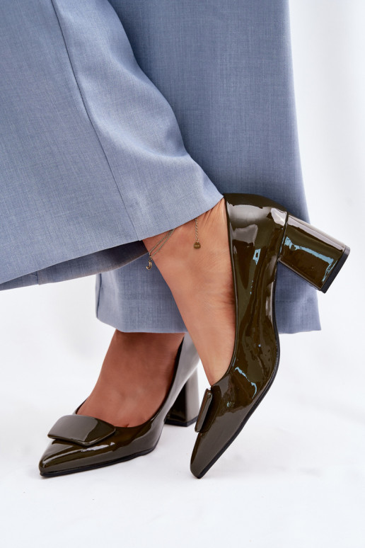 mit Lackeffekt Schuhe mit Absätzen mit Ornamenten Khaki-Farbe-Farbe Isoline