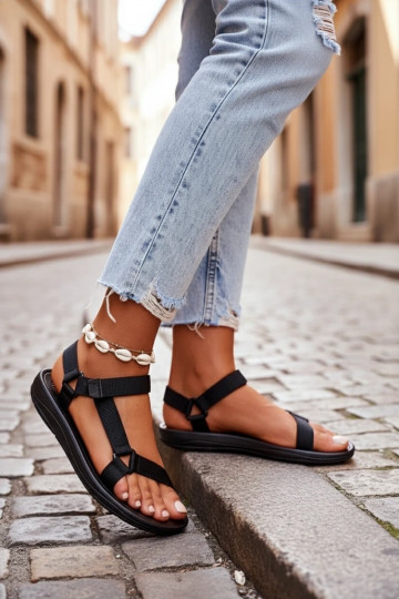 Damensandalen im sportlichen Stil mit Klebeverschlüssen in der Farbe Schwarz von Vilari 2