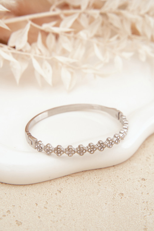 Ein Armband Feminin mit blitzenden Augen Silberfarbe