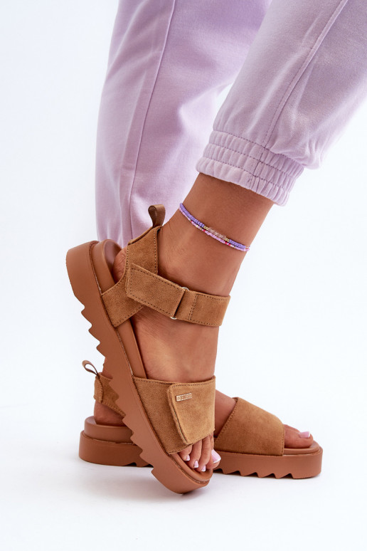 Feminin INildledersandalen mit einer Plattform Big Star NN274705 braune Farbe