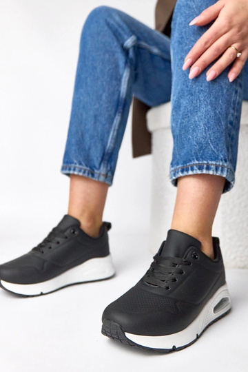 Schwarze Sneaker mit dicker...