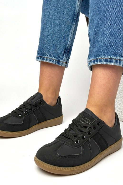 Schwarze Sport-Sneaker auf Plattform...