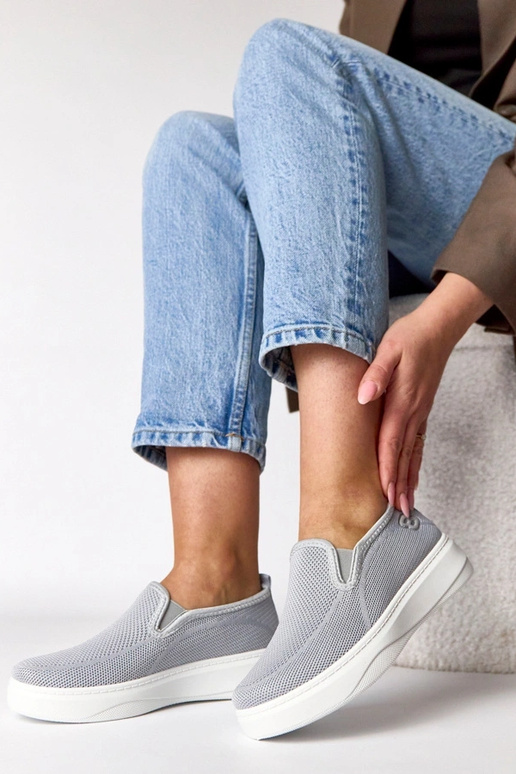 Graue textile Sport-Sneaker auf...