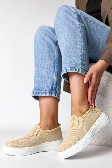 Sandfarbene textile Sport-Sneaker auf Plattform Céleste 2