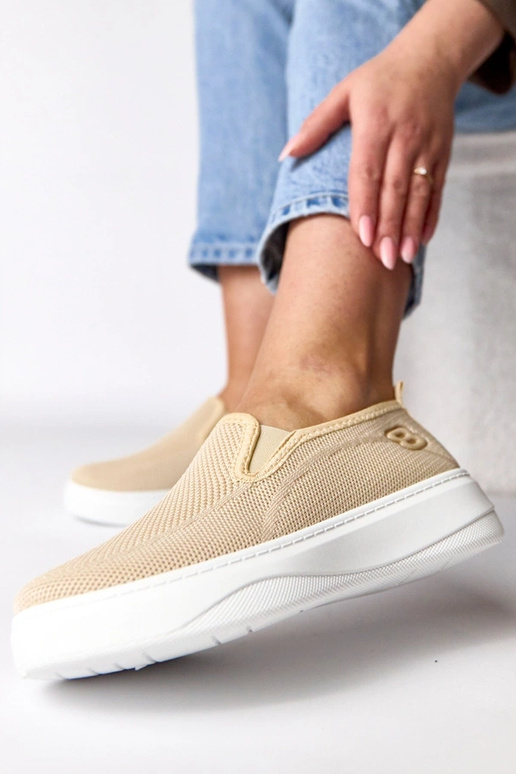 Sandfarbene textile Sport-Sneaker auf...