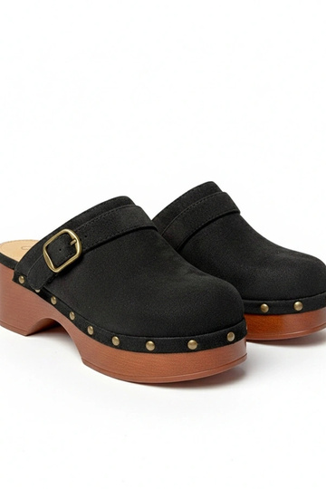 Schwarze Clogs aus...