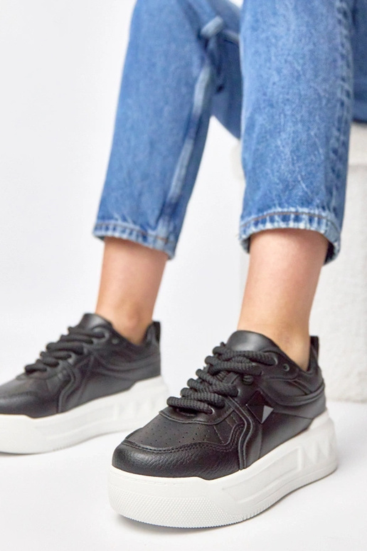 Schwarze Sportschuhe mit Plattform...