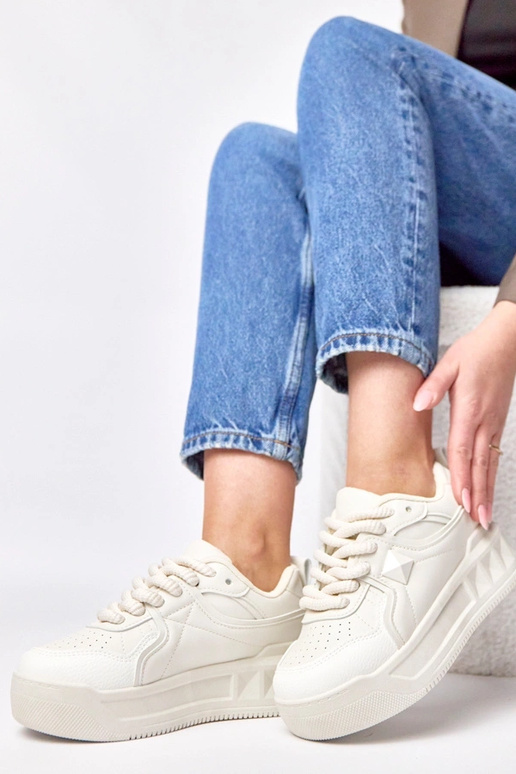 Sandfarbene Sportschuhe mit Plattform...