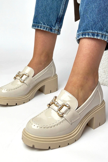 Cremefarbene lackierte...