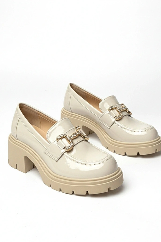 Cremefarbene lackierte Mokassins mit...