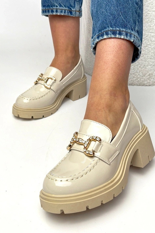 Cremefarbene lackierte Mokassins mit...