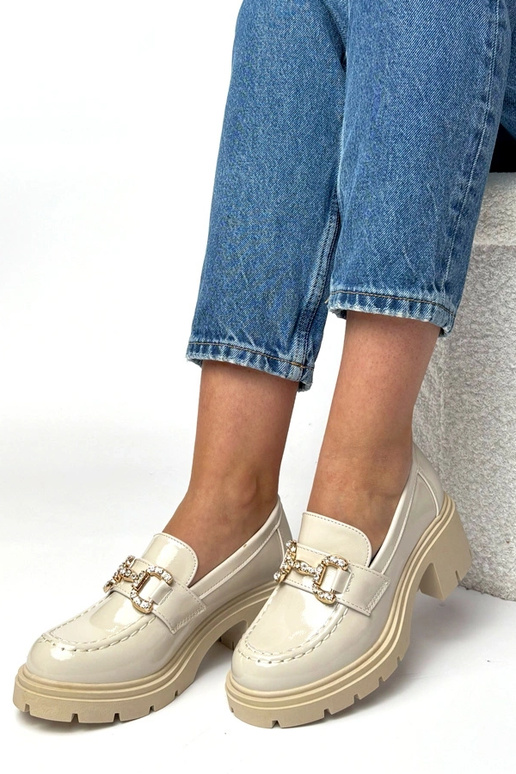 Cremefarbene lackierte Mokassins mit...