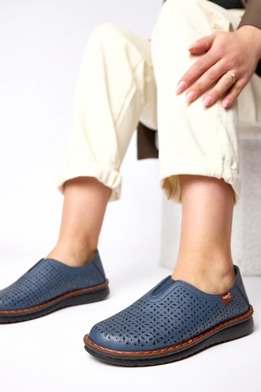 Dunkelblaue durchbrochene Halbschuhe...