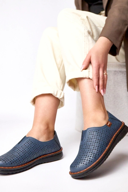 Dunkelblaue durchbrochene Halbschuhe...