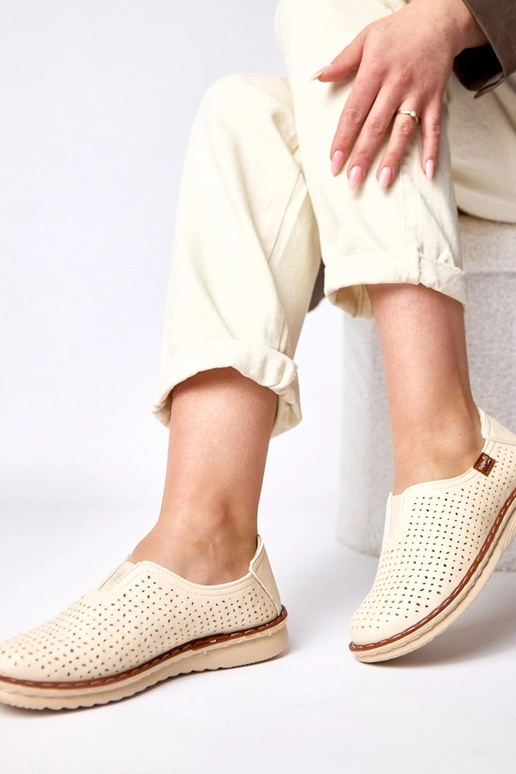 Cremefarbene durchbrochene Halbschuhe...