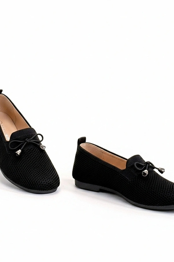 Schwarze Stoff-Mokassins...