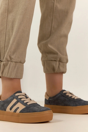 Graue Leder-Sportschuhe mit...