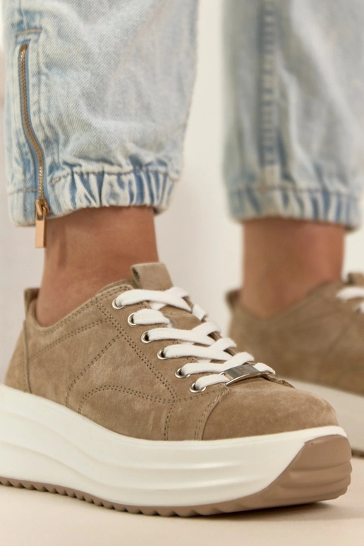 Sandfarbene Leder-Sneaker mit Plateau...
