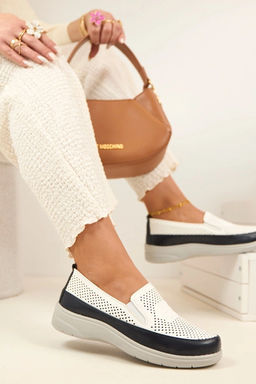 Weiße dunkelblaue durchbrochene Halbschuhe Aurelle