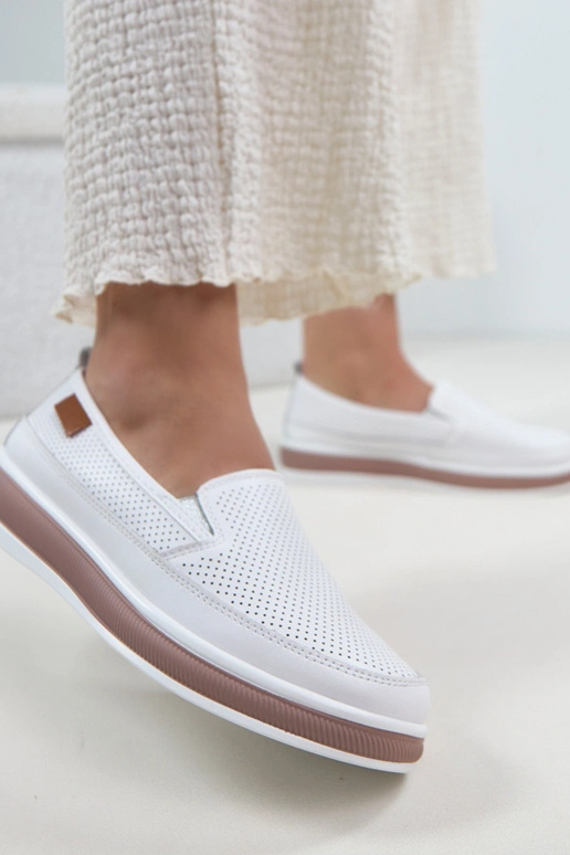 Weiße durchbrochene Leder-Halbschuhe...